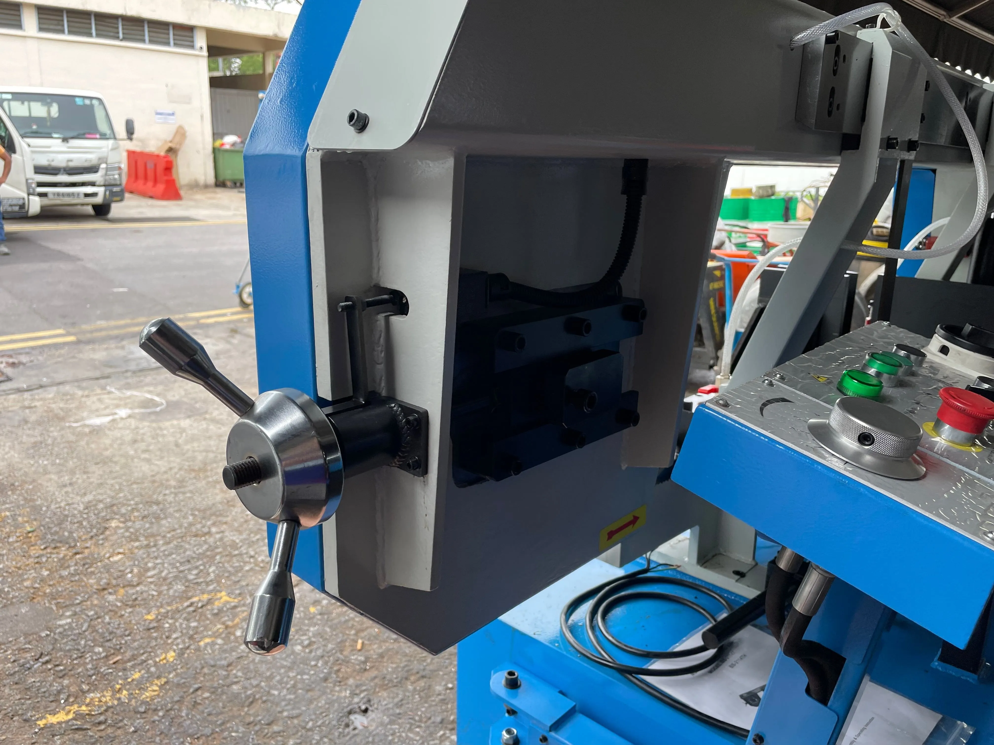 Aiko 16" 415V, 50Hz Automatic Metal Cutting Bandsaw Machine | Model : BSM-BS2114TH