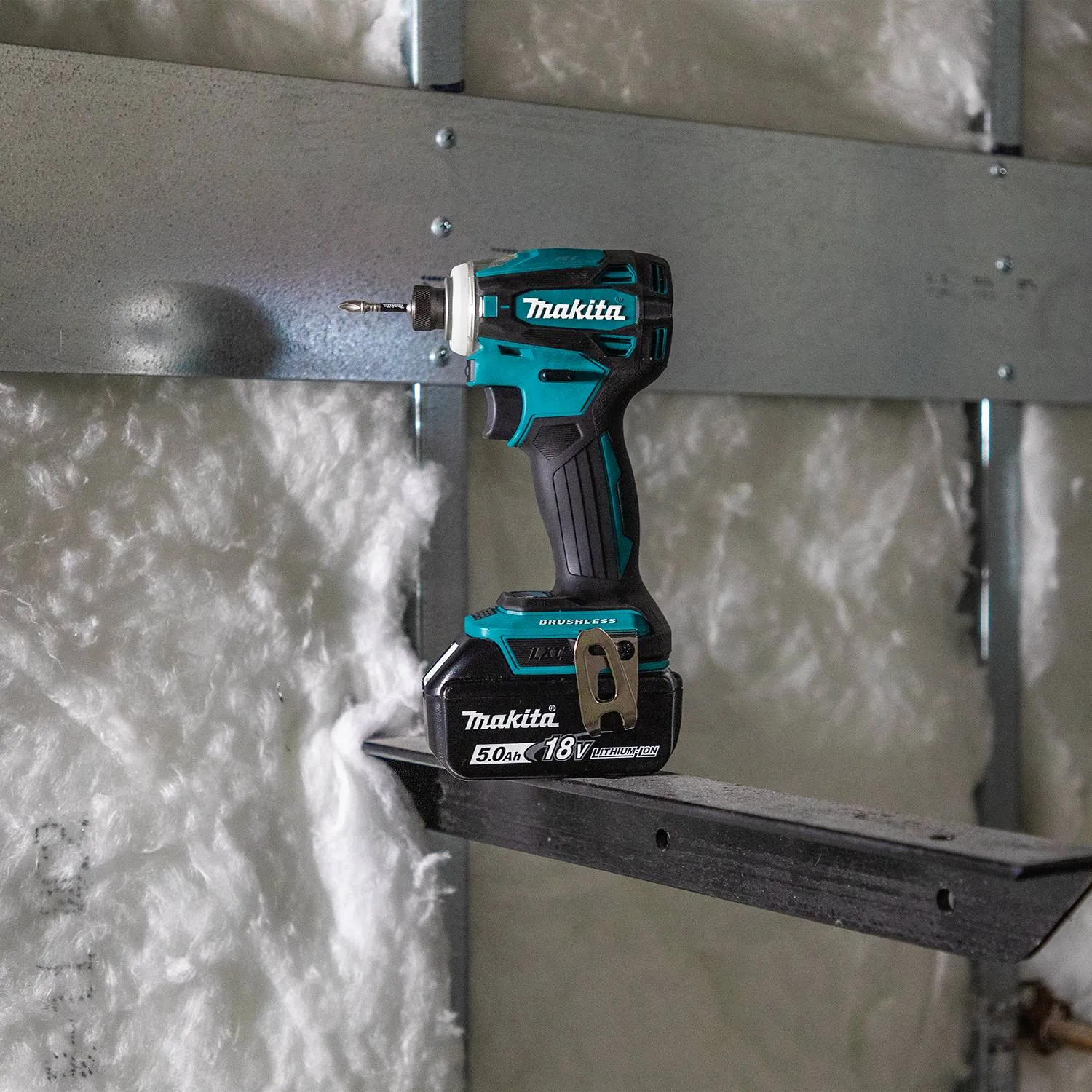 Makita XDT19T 18V LXT Cordless Lithium-Ion Brushless 4-Speed Impact Driver Kit