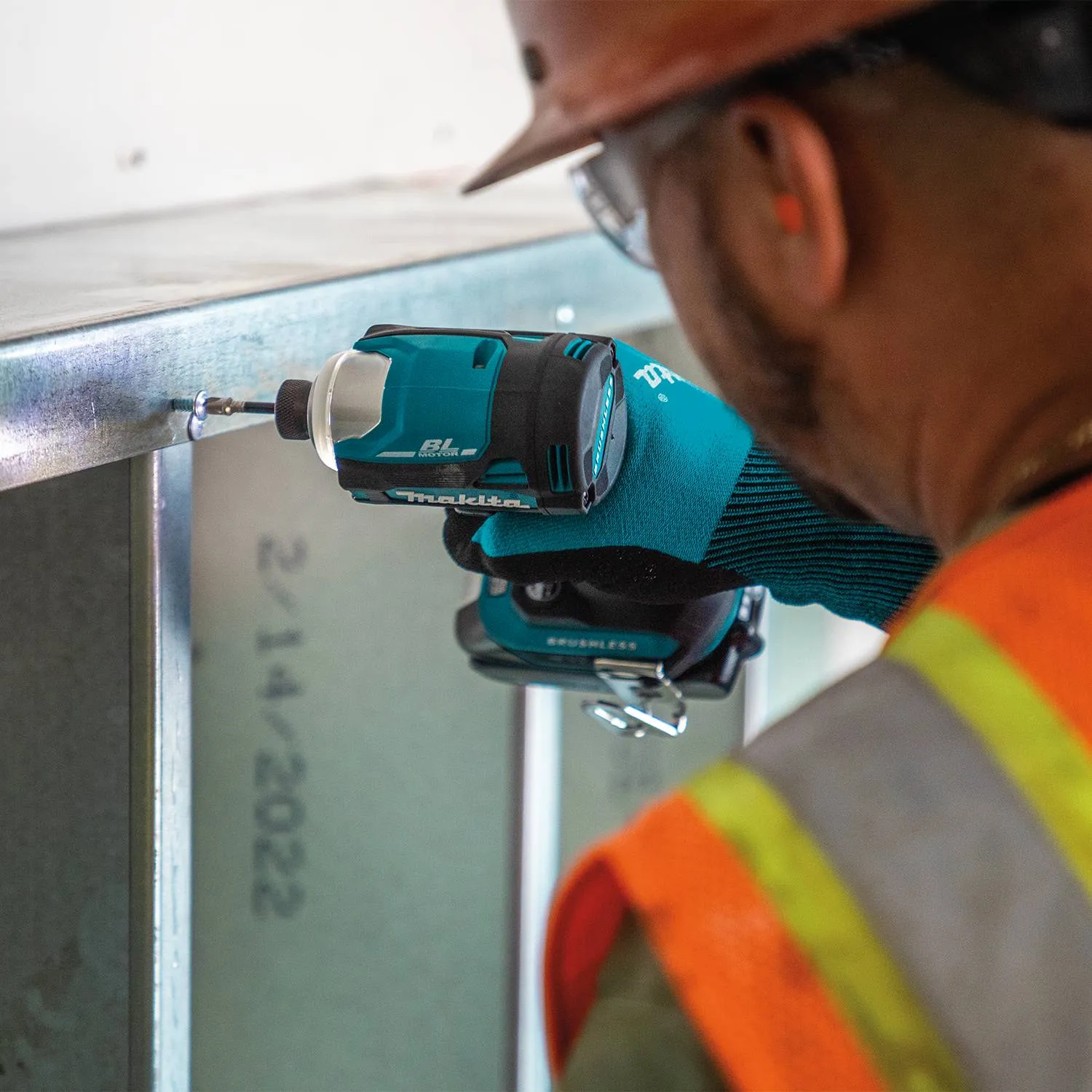 Makita XDT19T 18V LXT Cordless Lithium-Ion Brushless 4-Speed Impact Driver Kit